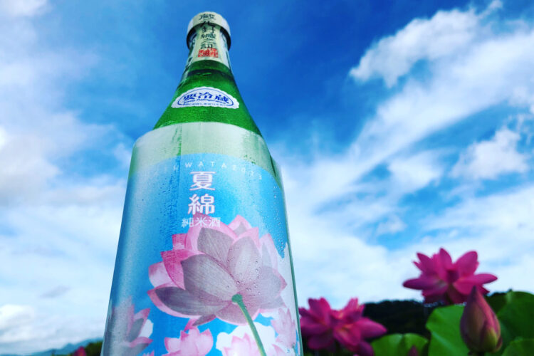 「夏綿 純米酒 山田錦」ラベルは宮城県栗原市、背景は鹿児島県さつま町の蓮の花。